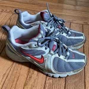 NIKE Womens Running Shoes model number 316064-081 size 7.5 GUC